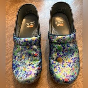 Dansko XP 2.0 clogs with a multi-colored splatter pattern Splatter Slippers 38